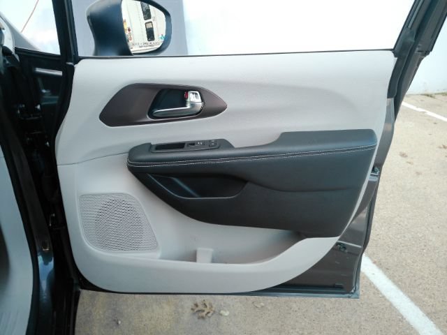 Used 2023 Chrysler Voyager LX FWD image 19
