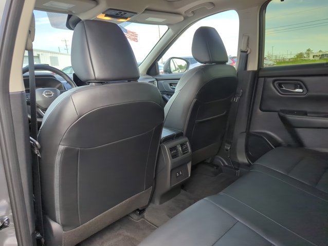Used 2025 Nissan Rogue SV w/ SV Premium Package image 17