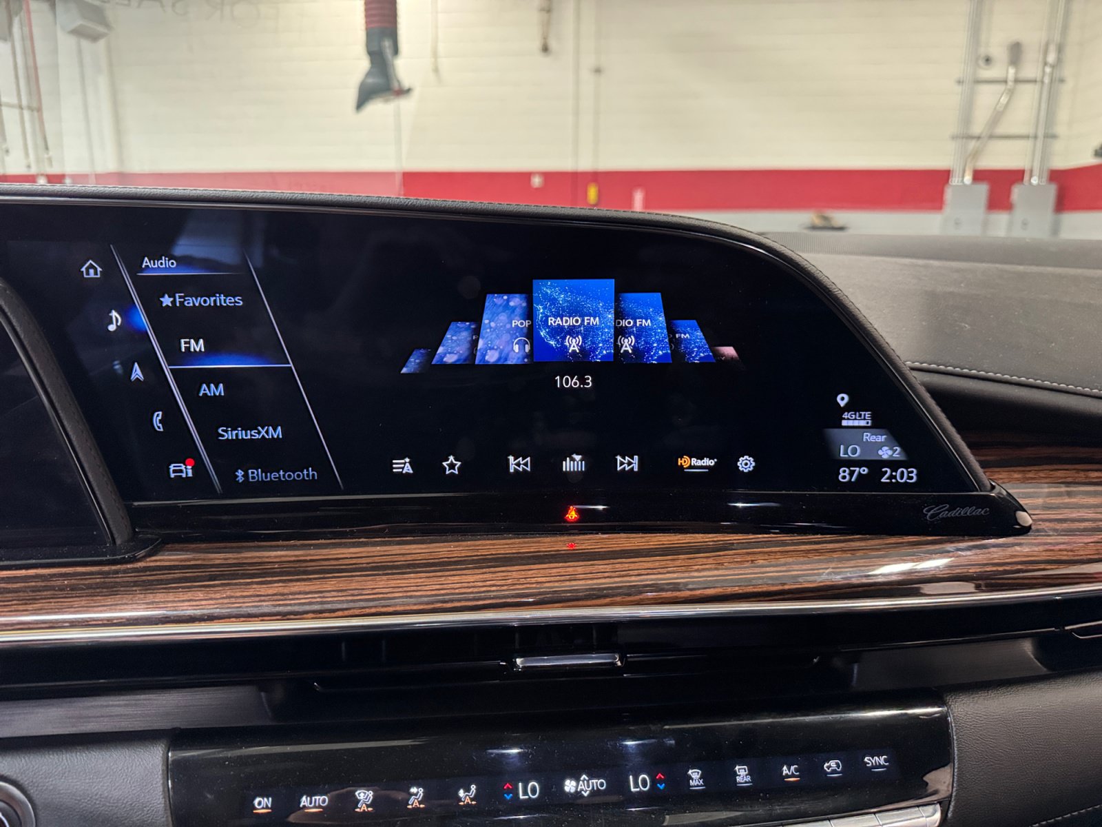 Used 2024 Cadillac Escalade Luxury AWD/4WD image 28