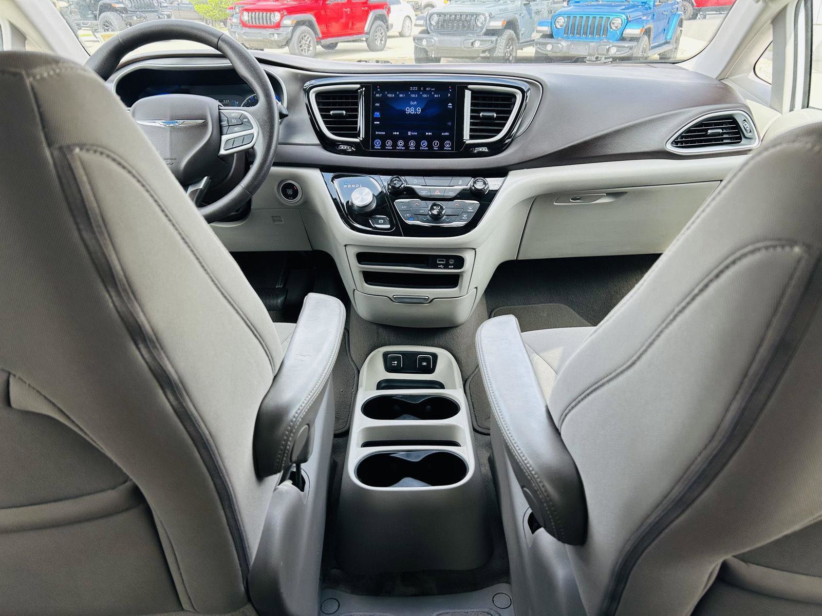 Used 2017 Chrysler Pacifica Touring w/ Tire & Wheel Group image 20