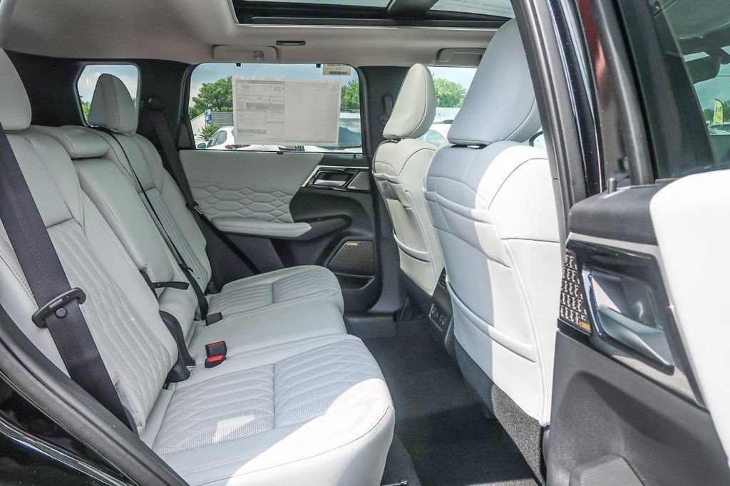 New 2025 Mitsubishi Outlander AWD image 15