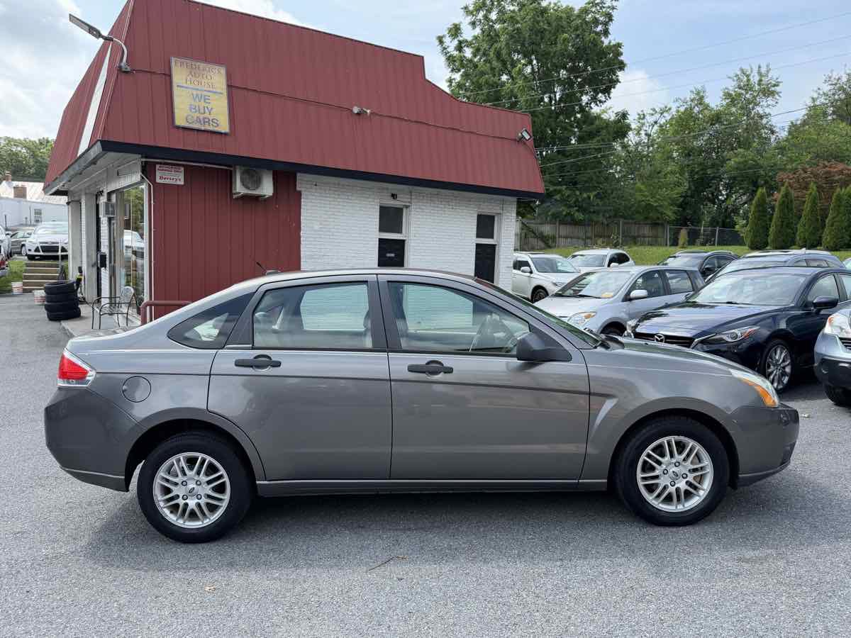 Used 2009 Ford Focus SE FWD image 8