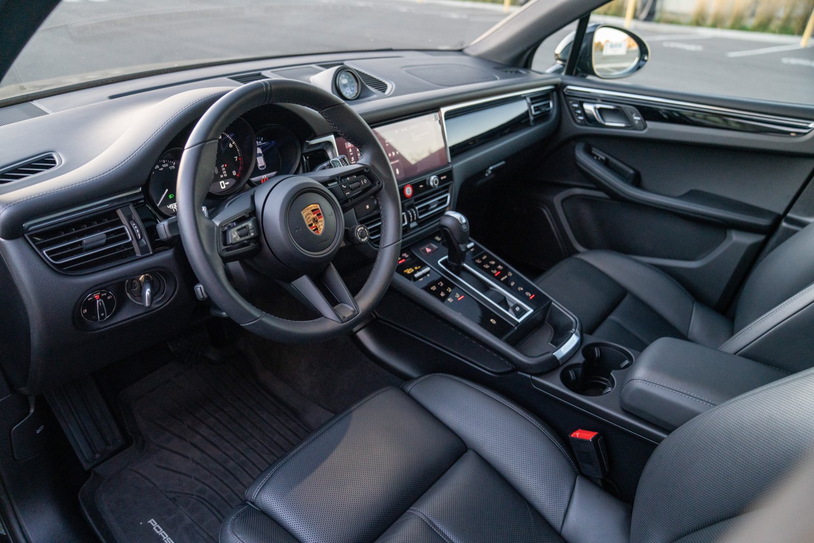 Certified 2026 Porsche Macan Turbo AWD/4WD image 4