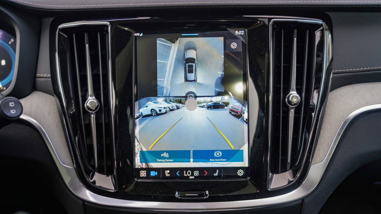 New 2025 Volvo V60 B5 Cross Country Ultra w/ Protection Package Premier image 28