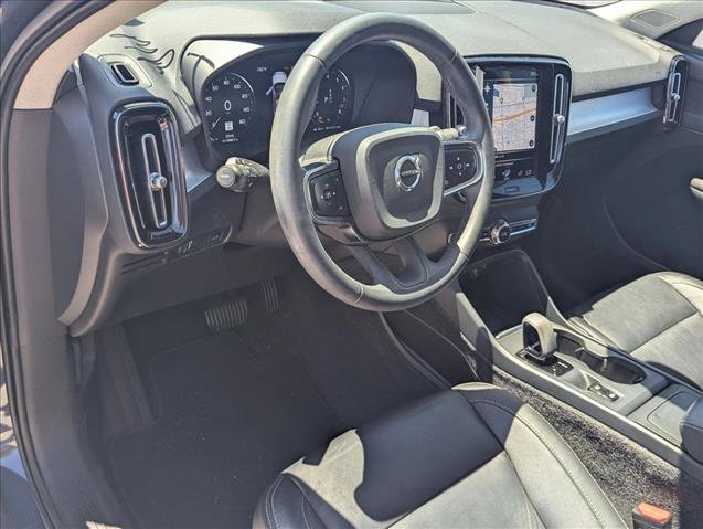 Used 2022 Volvo XC40 T5 Momentum w/ Premium Package AWD/4WD image 3