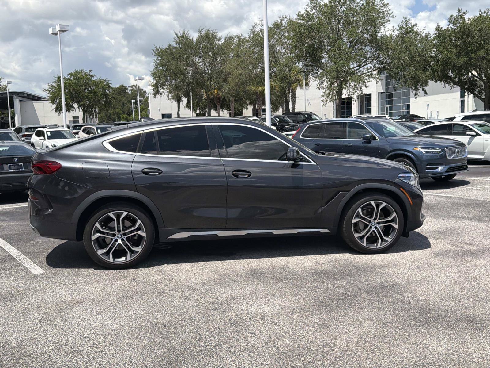 Used 2023 BMW X6 xDrive40i w/ Luxury Seating Package AWD/4WD image 3
