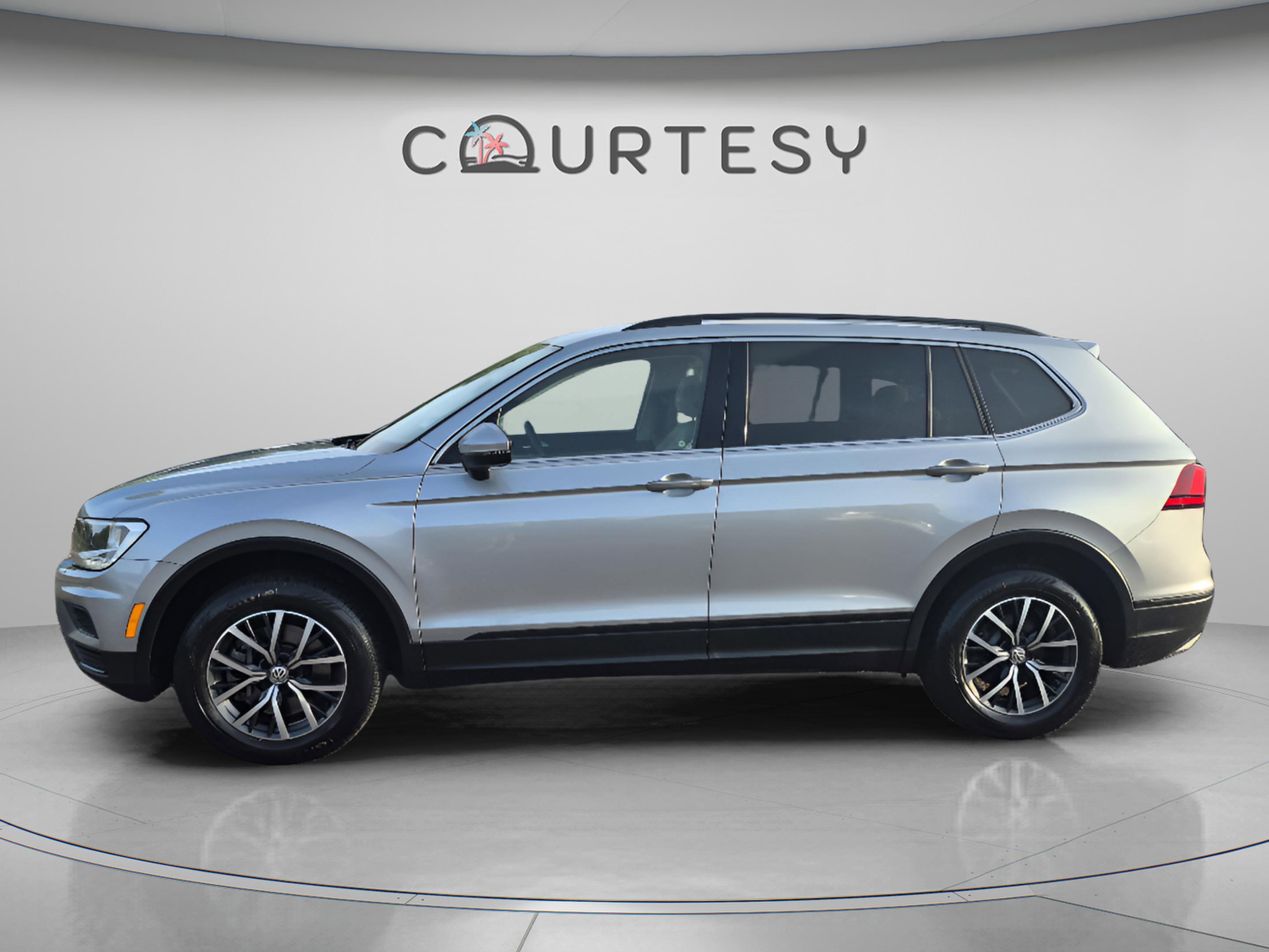 Used 2019 Volkswagen Tiguan SE AWD/4WD image 2