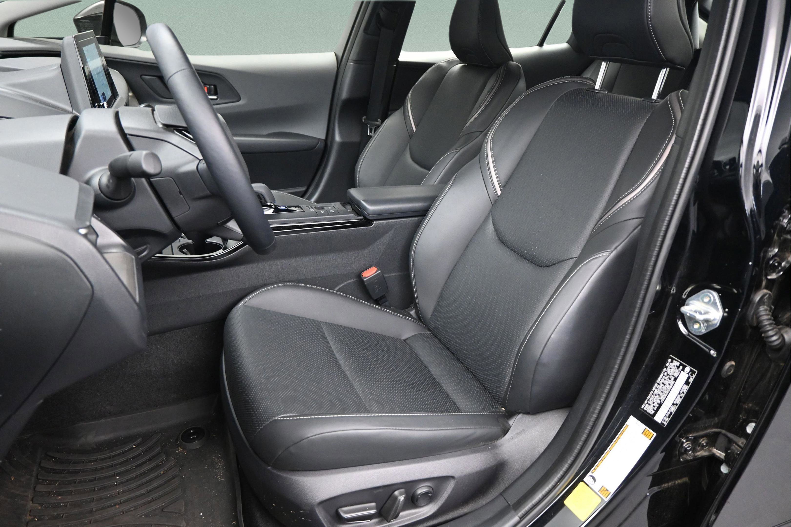 Used 2025 Toyota Prius XLE FWD image 32