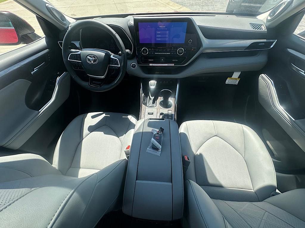 New 2026 Toyota Highlander Platinum AWD/4WD image 11