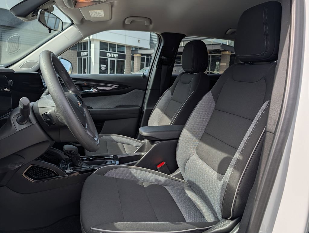 Used 2025 Chevrolet TrailBlazer LT FWD image 30