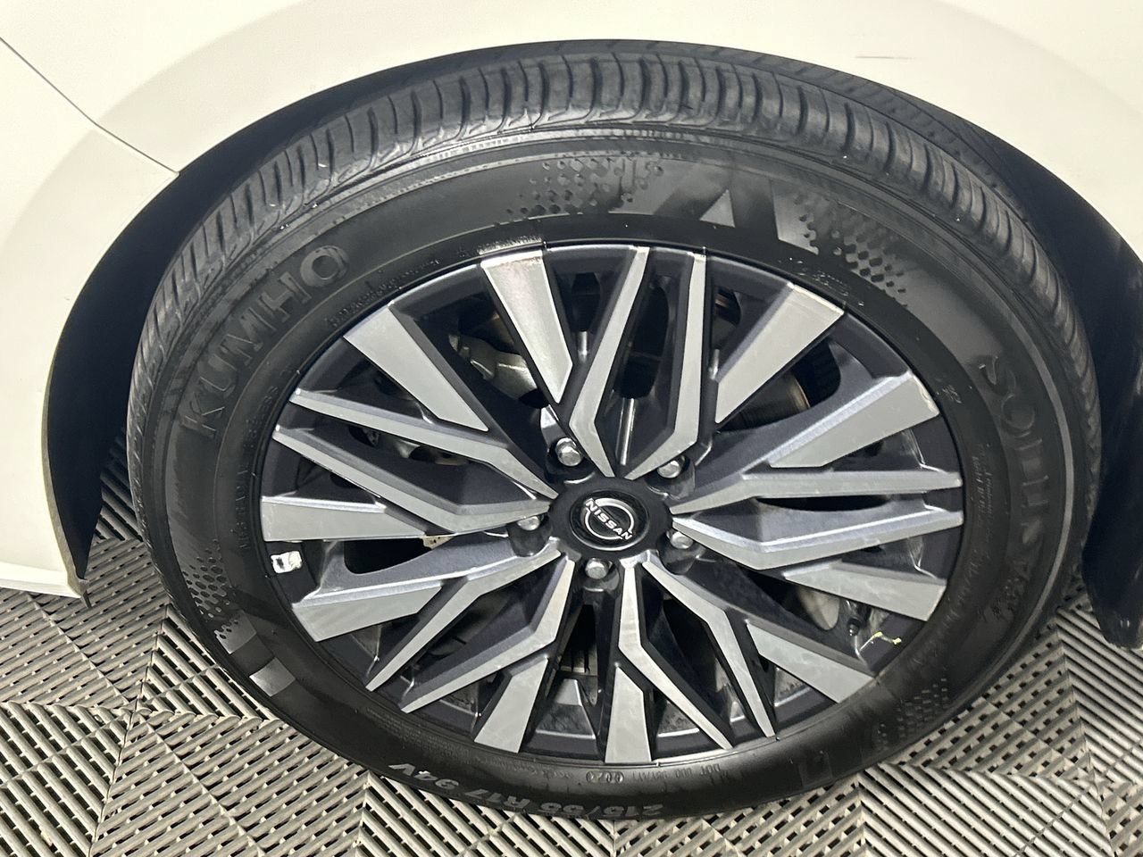 Used 2025 Nissan Altima 2.5 SV FWD image 9