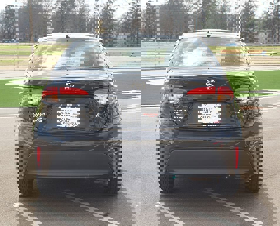 Used 2023 Toyota Corolla LE image 3