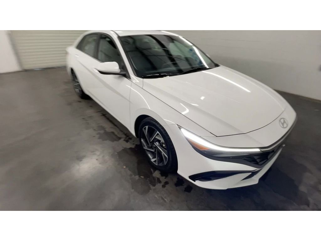 Used 2025 Hyundai Elantra SEL image 3