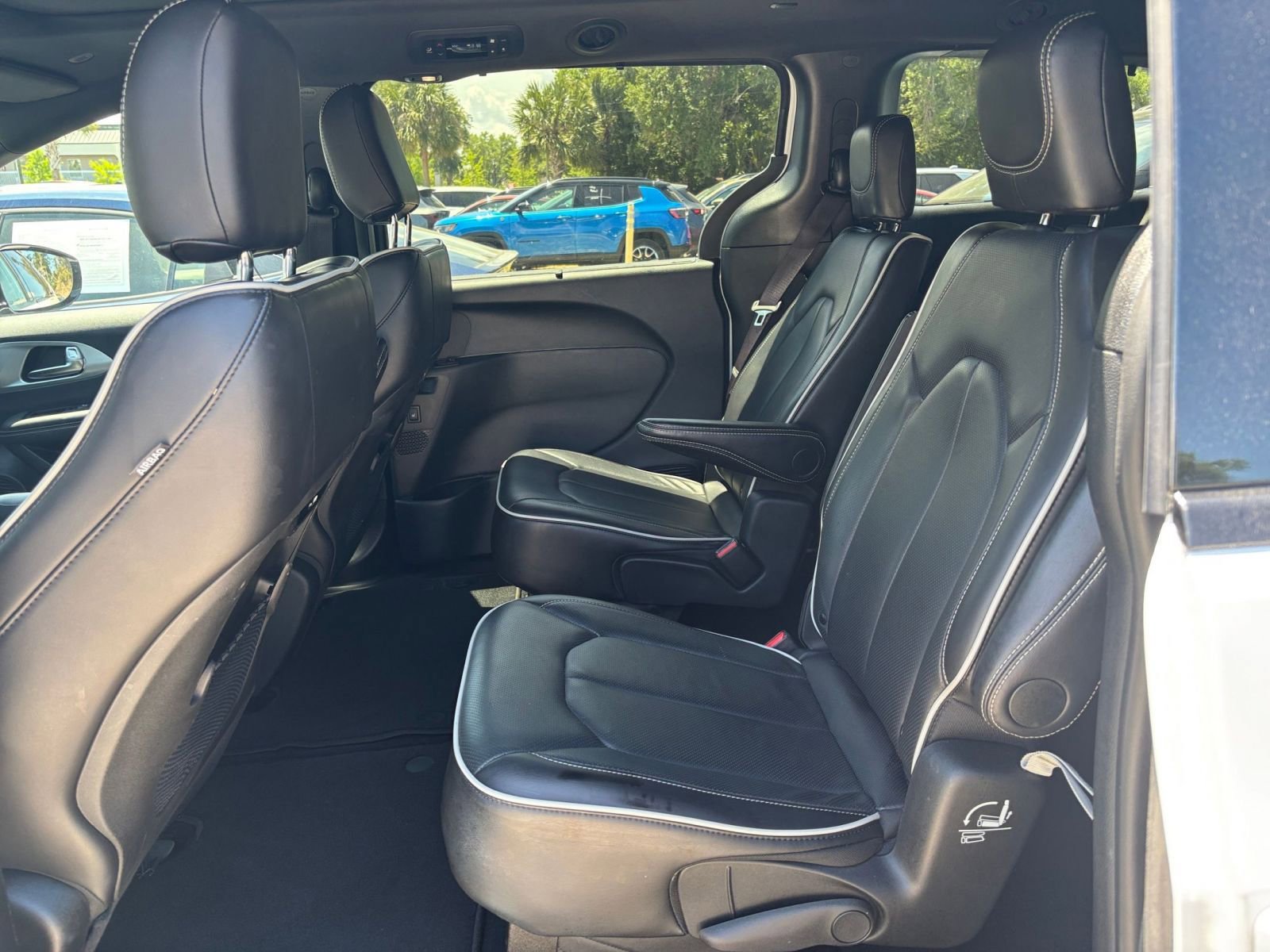 Used 2025 Chrysler Pacifica Limited FWD image 29