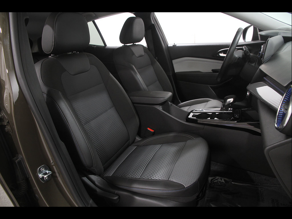 Used 2024 Chevrolet Trax LT w/ LT Convenience Package FWD image 16