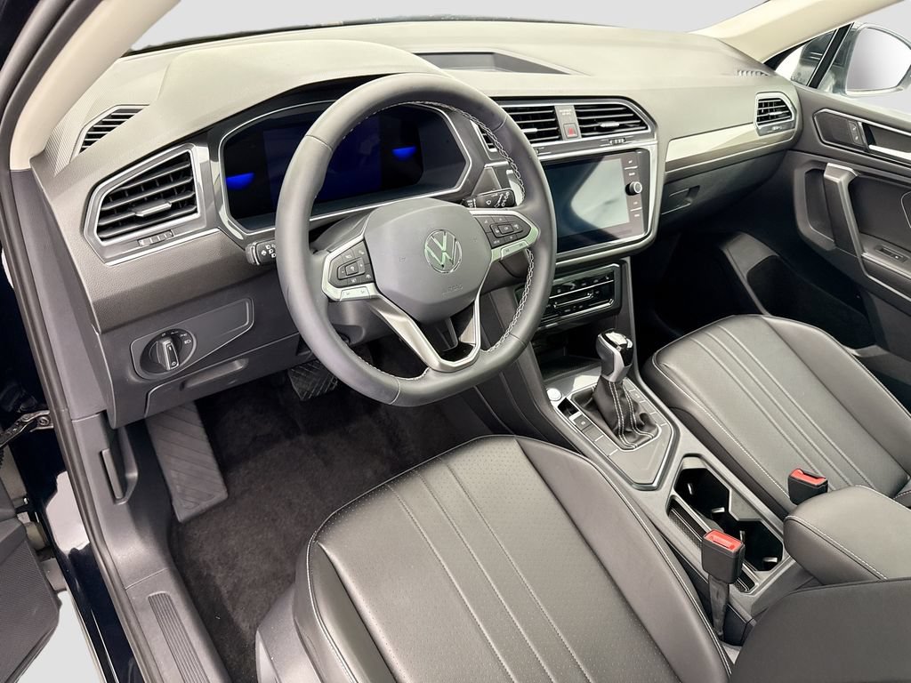 Used 2023 Volkswagen Tiguan SE w/ Panoramic Sunroof Package FWD image 9