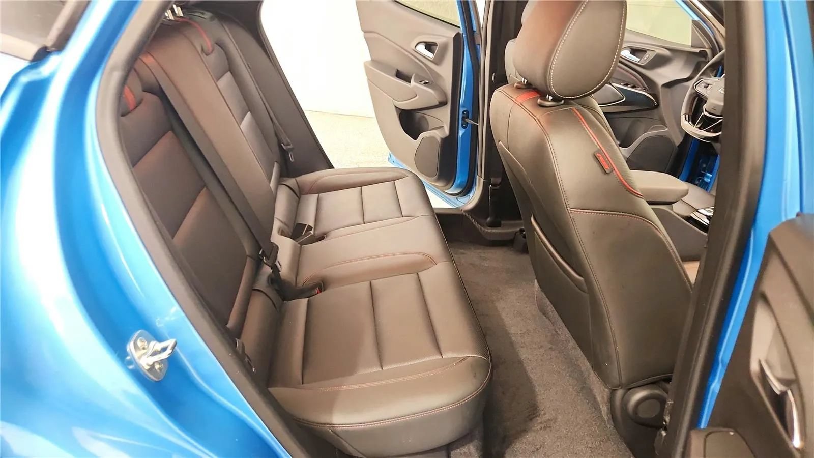 Used 2025 Chevrolet Trax RS w/ Sunroof Package FWD image 38