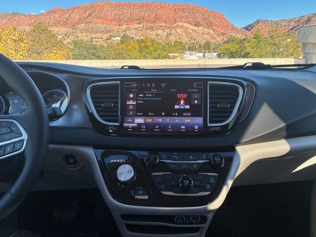 Used 2024 Chrysler Pacifica Touring-L image 15