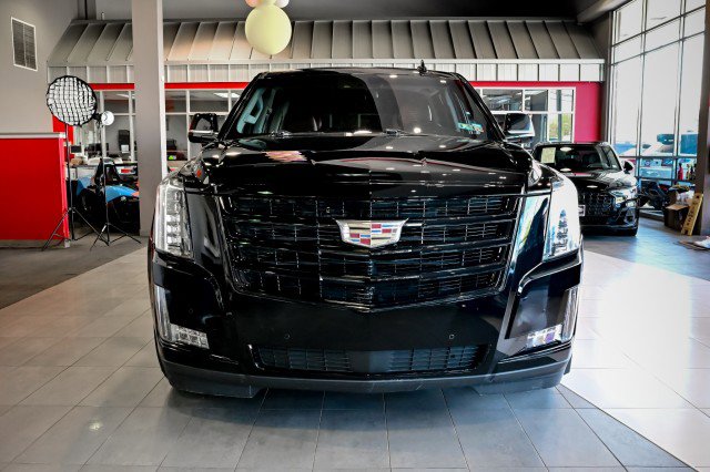 Used 2018 Cadillac Escalade ESV Luxury AWD/4WD image 2