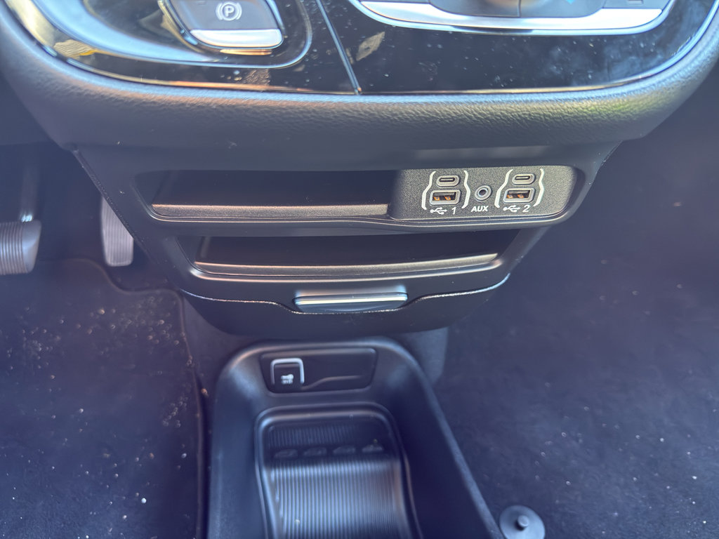 Used 2025 Chrysler Pacifica Select FWD image 18