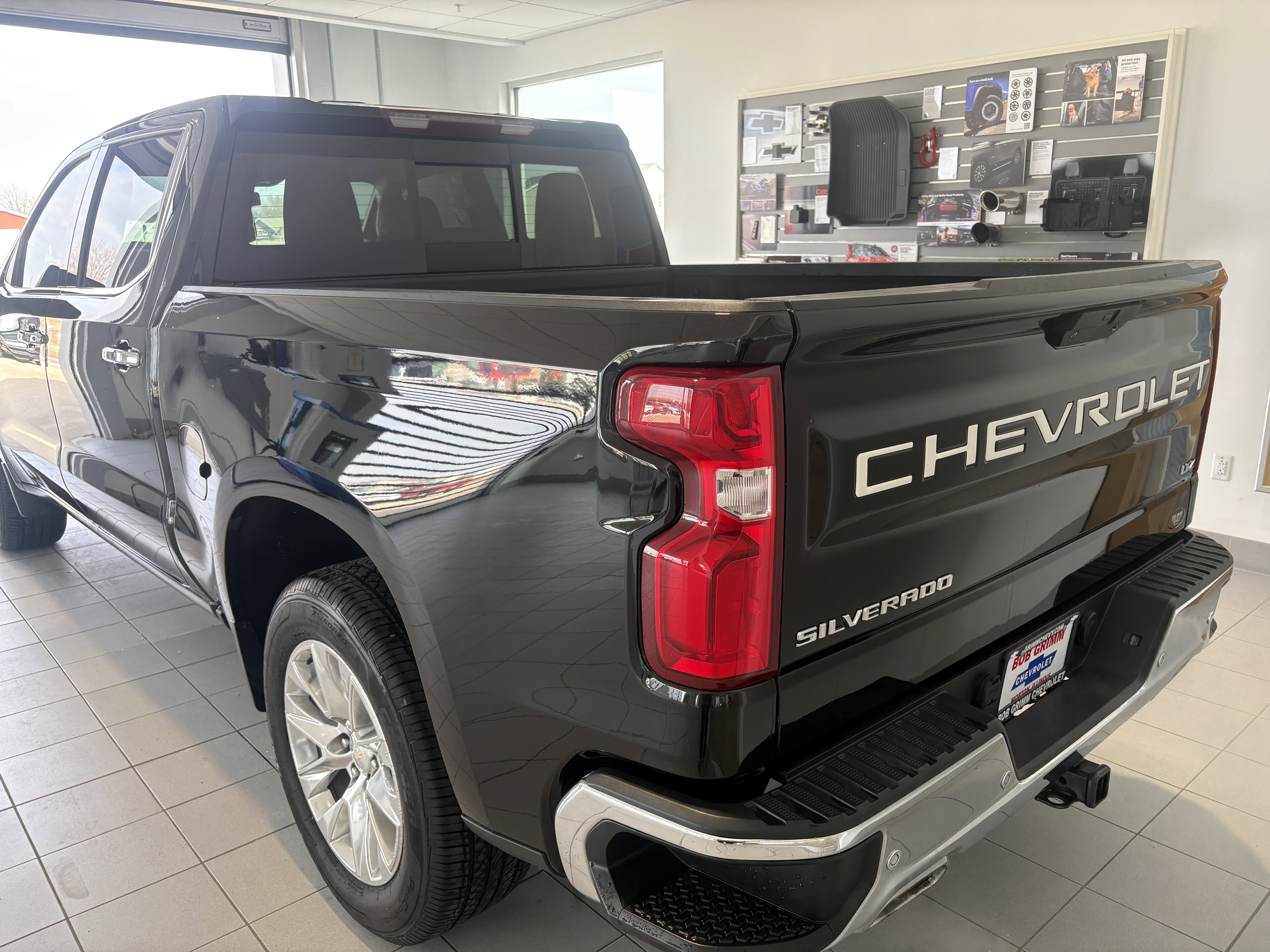Used 2022 Chevrolet Silverado 1500 LTZ image 3