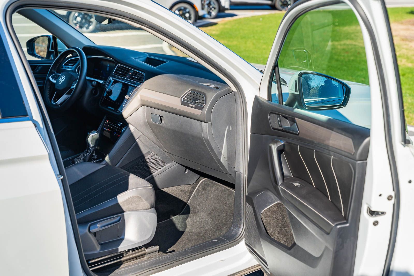 Used 2023 Volkswagen Tiguan SE image 11