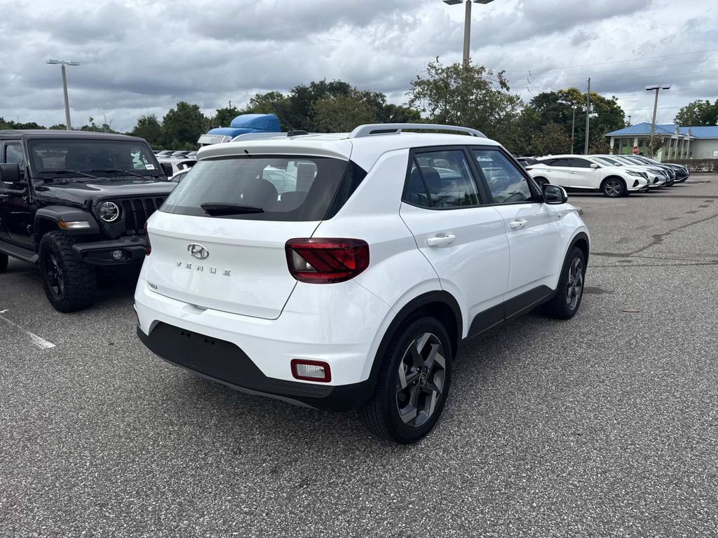 Used 2025 Hyundai Venue SEL FWD image 4
