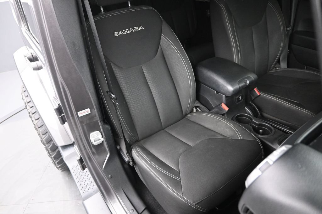 Used 2016 Jeep Wrangler Unlimited Sahara w/ Connectivity Group AWD/4WD image 13