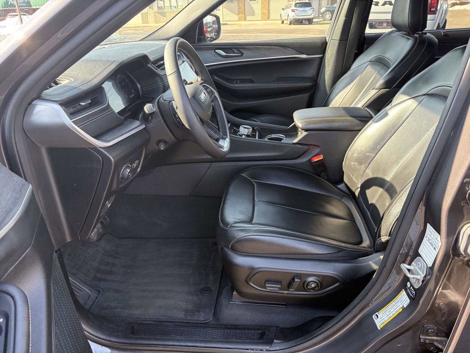 Used 2024 Jeep Grand Cherokee L Limited w/ Luxury Tech Group II image 3