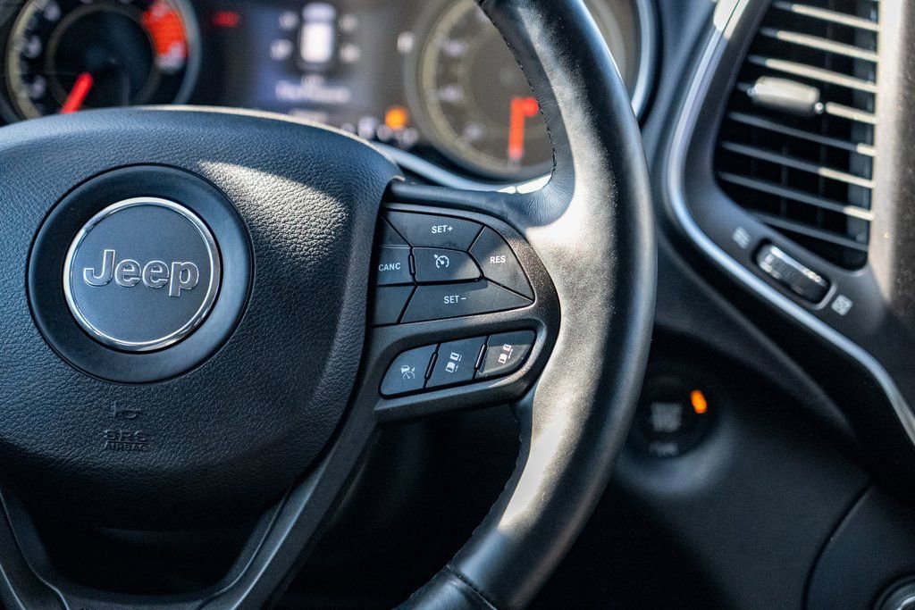 Used 2019 Jeep Cherokee Trailhawk AWD/4WD image 19