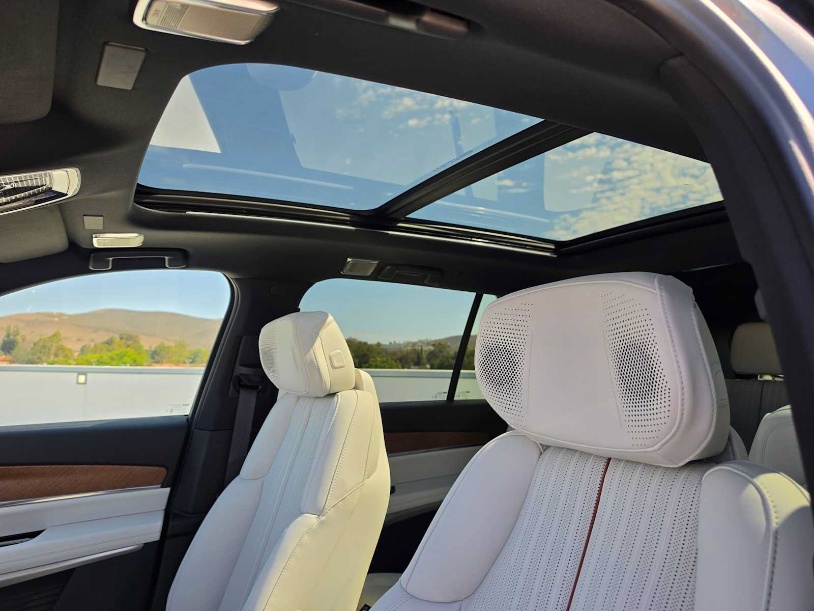 New 2027 Cadillac Vistiq Luxury w/ LPO, Premium Carpet Package AWD/4WD image 31