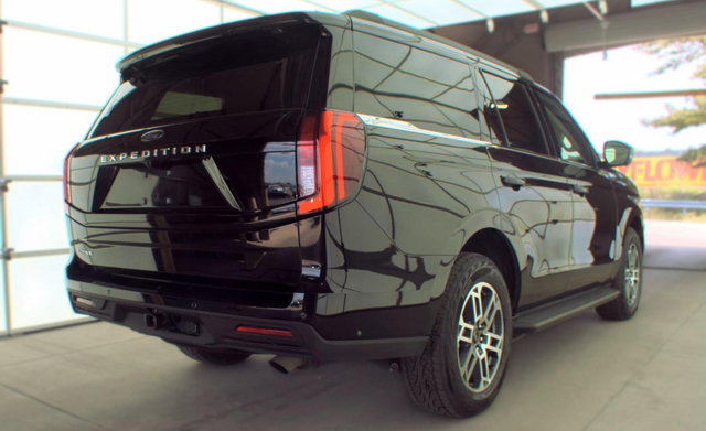 Used 2025 Ford Expedition Active AWD/4WD image 2