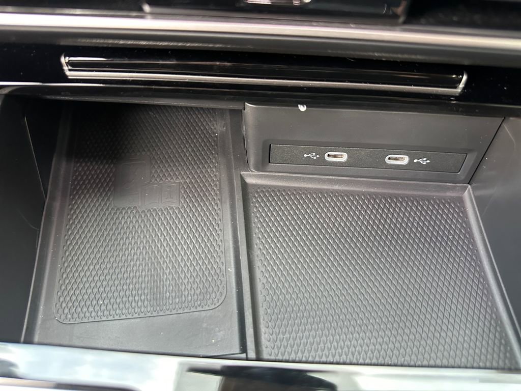 Used 2024 Volkswagen Atlas SE w/ Panoramic Sunroof Package FWD image 3