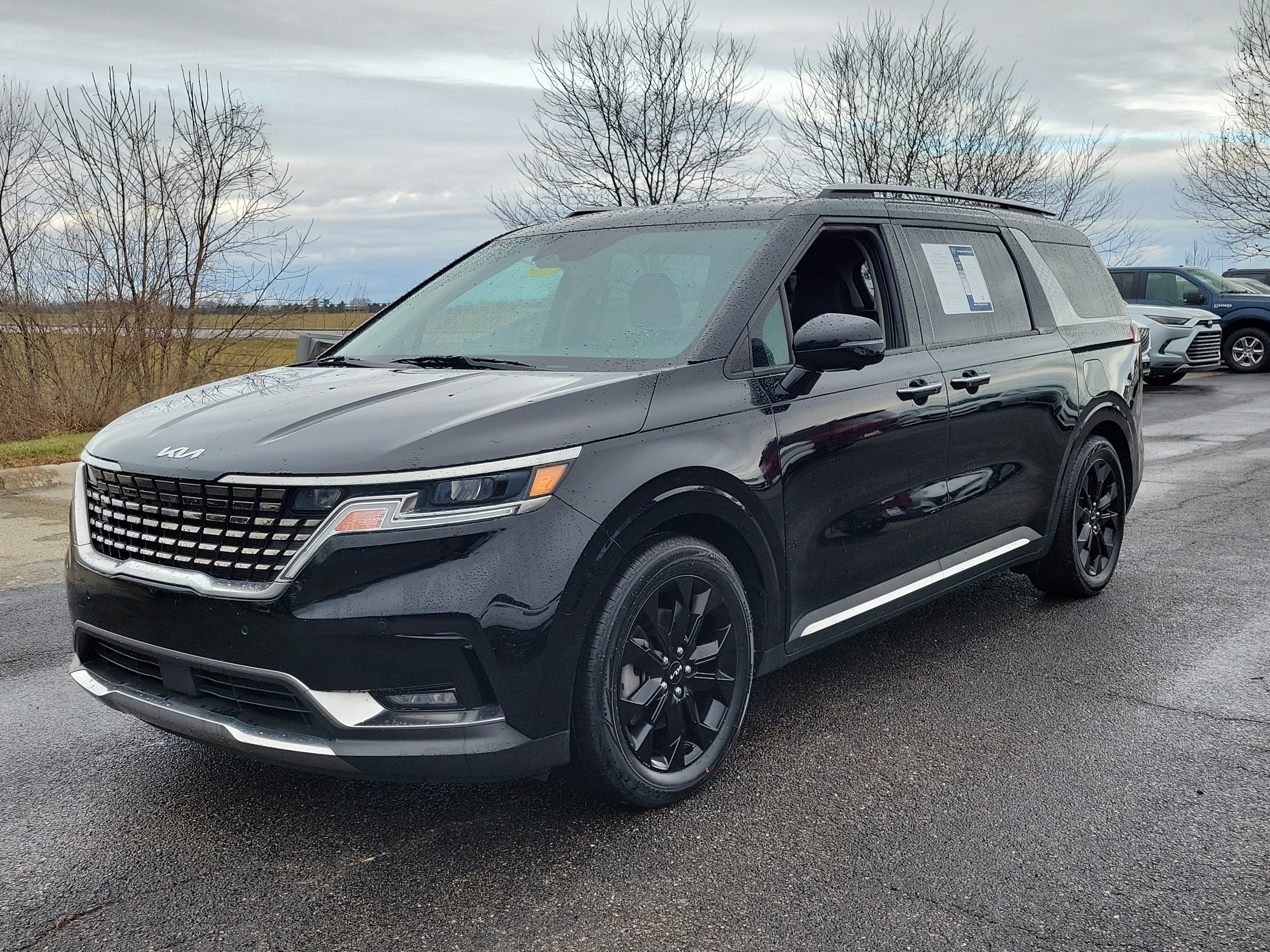 Used 2023 Kia Carnival SX image 2