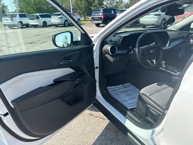 Certified 2025 Chevrolet Trax LT w/ Driver Confidence Package FWD image 23