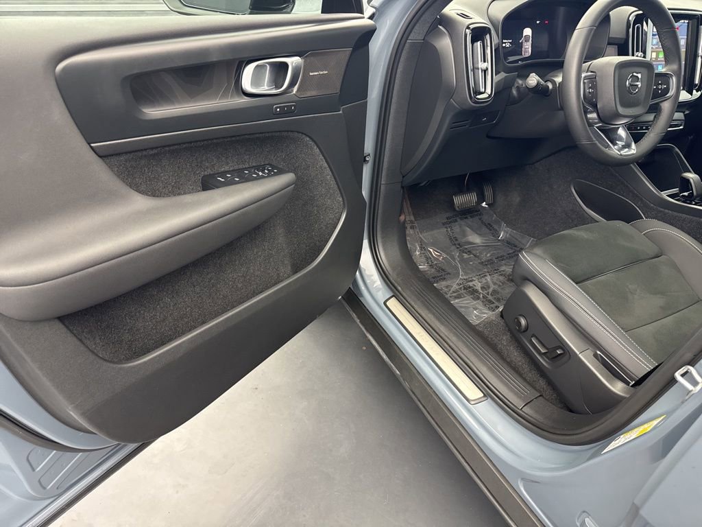 Used 2023 Volvo C40 P8 Recharge Ultimate w/ Protection Package Premier image 27