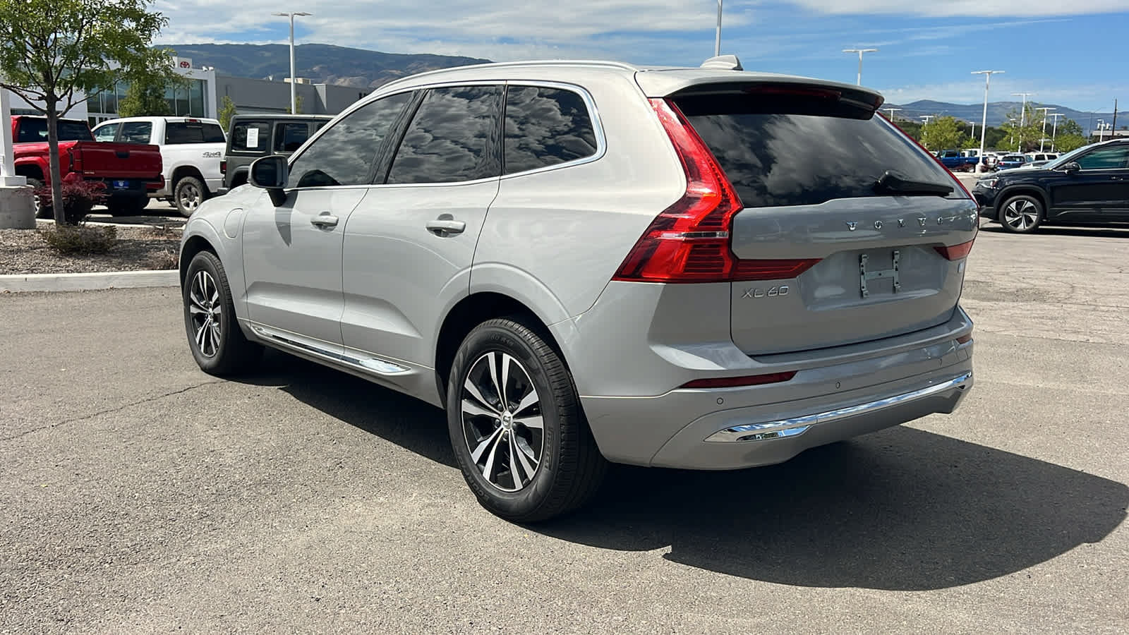 Used 2023 Volvo XC60 T8 Core AWD/4WD image 7