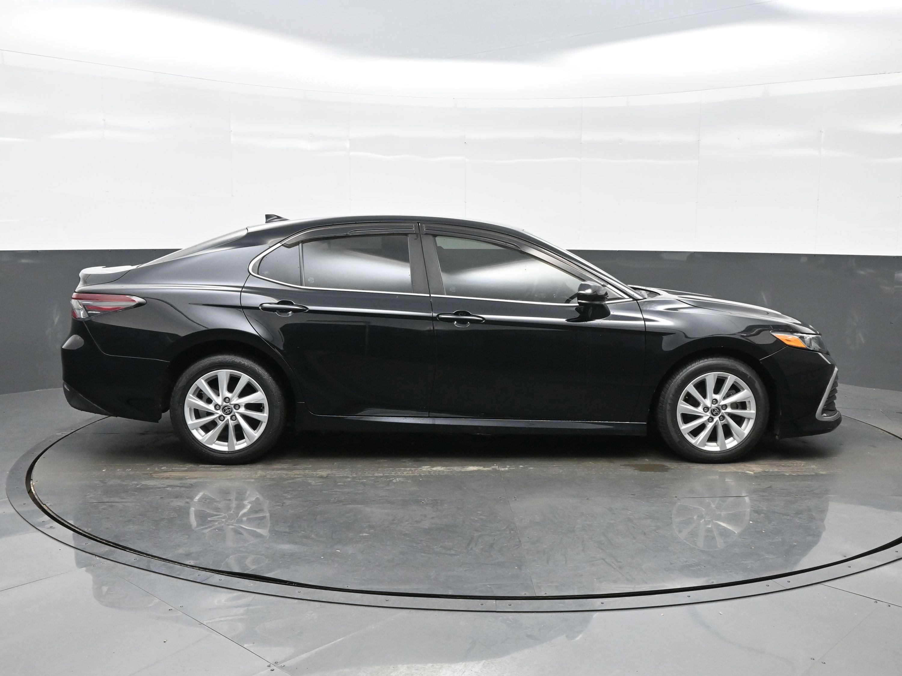 Used 2021 Toyota Camry LE image 7