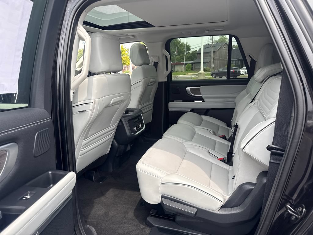 Used 2025 Ford Expedition Max Platinum w/ Platinum Ultimate Package AWD/4WD image 17