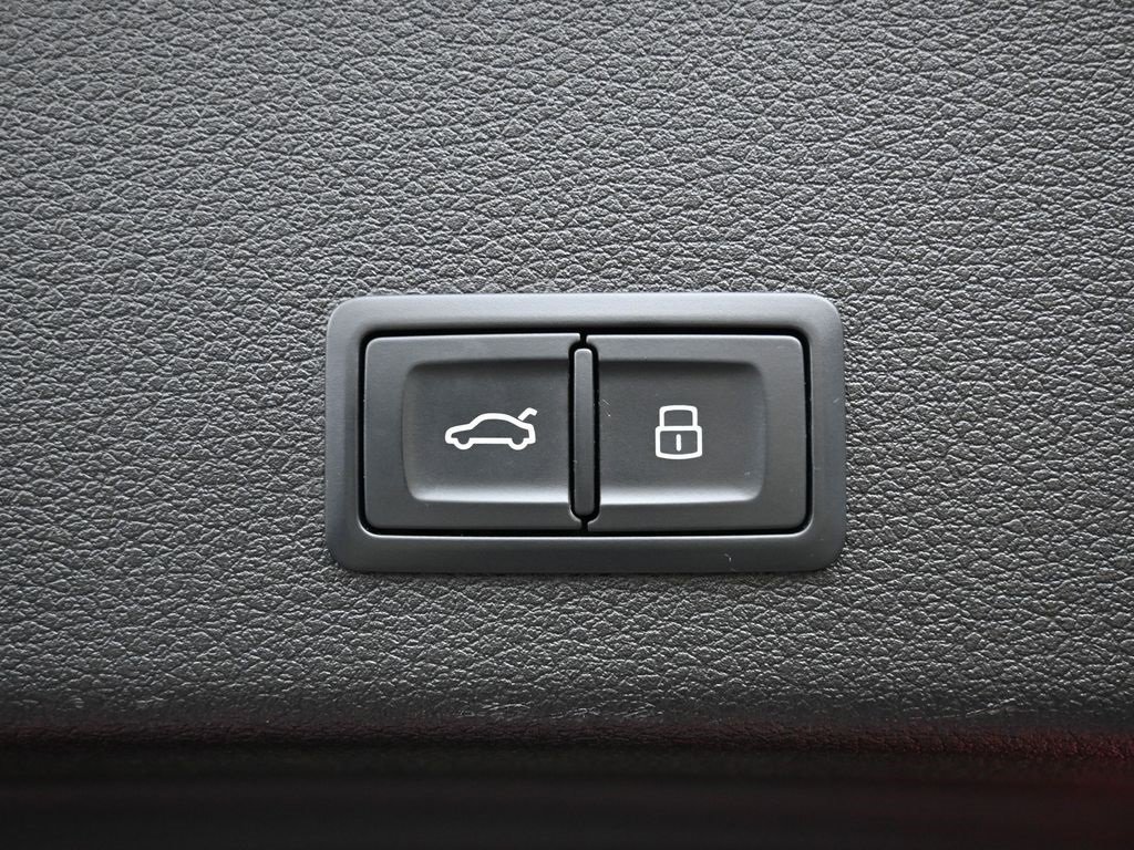 Used 2022 Audi e-tron Premium Plus w/ Premium Plus Package image 17