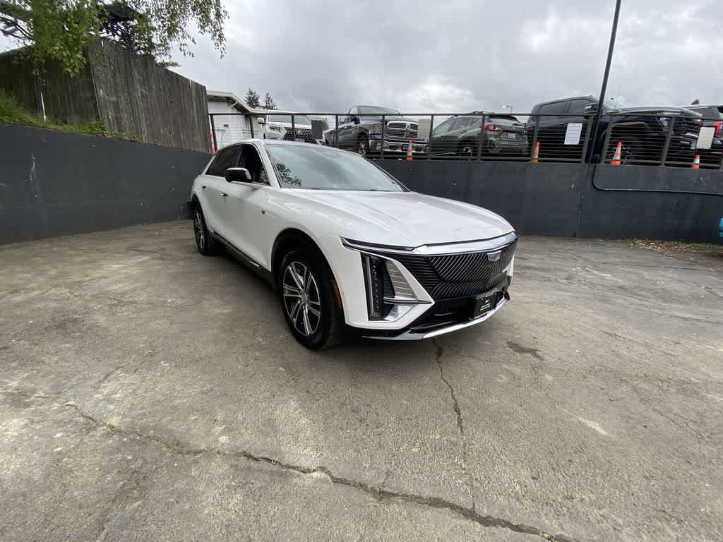 Certified 2025 Cadillac Lyriq Luxury AWD/4WD image 8
