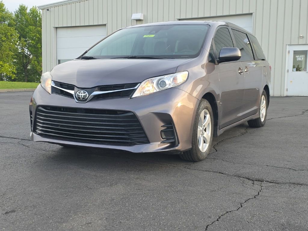Used 2019 Toyota Sienna LE FWD image 3