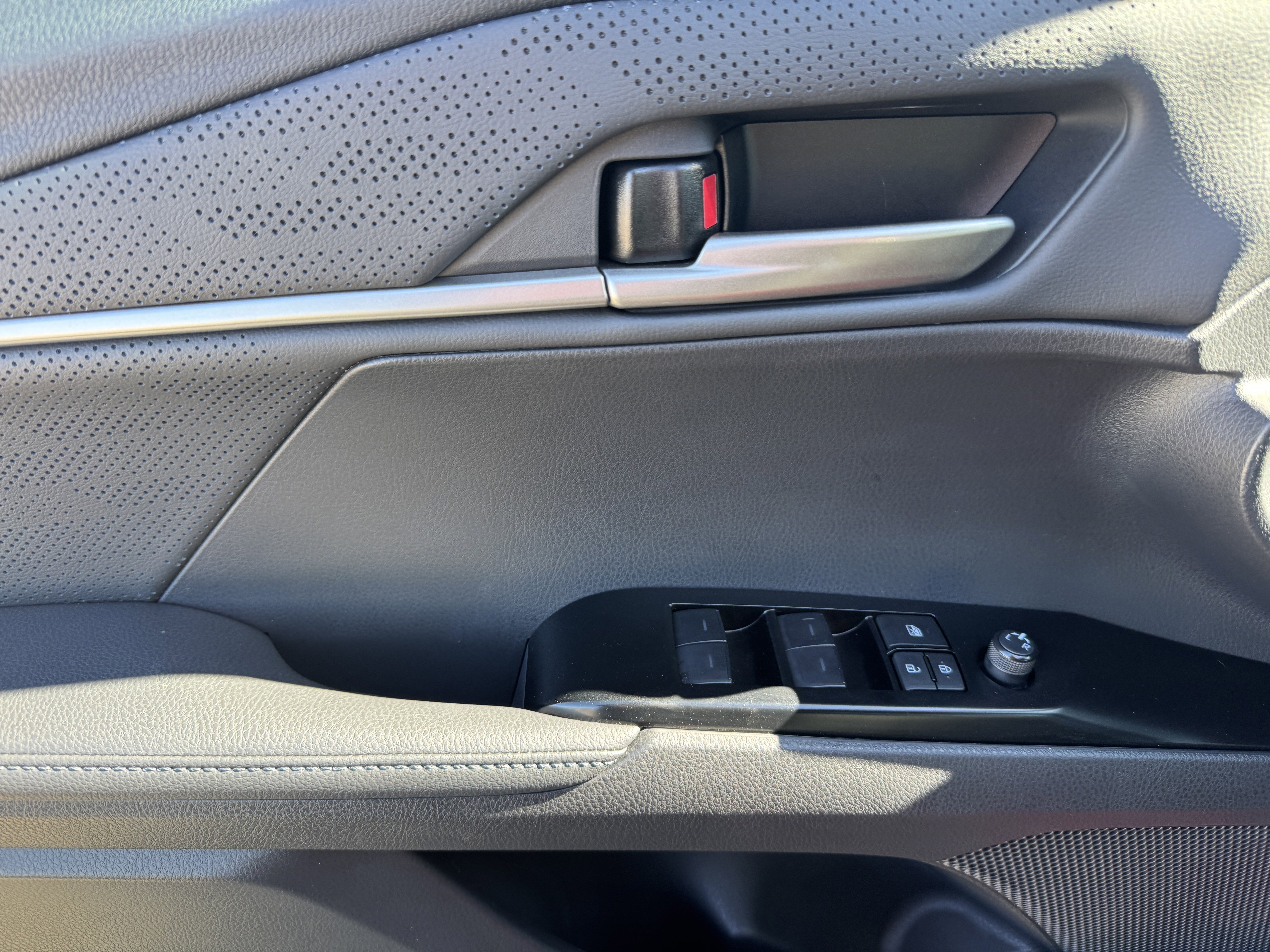 Used 2025 Toyota Camry XSE w/ Premium Package image 9