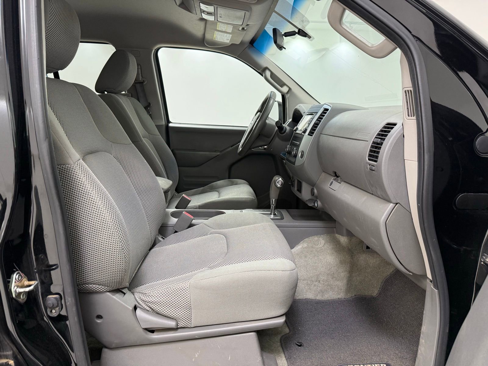 Used 2016 Nissan Frontier SV image 21