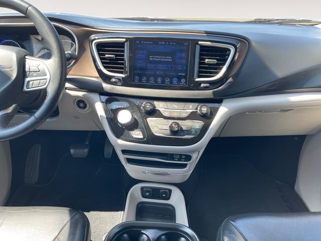 Used 2017 Chrysler Pacifica Touring-L w/ Tire & Wheel Group FWD image 11