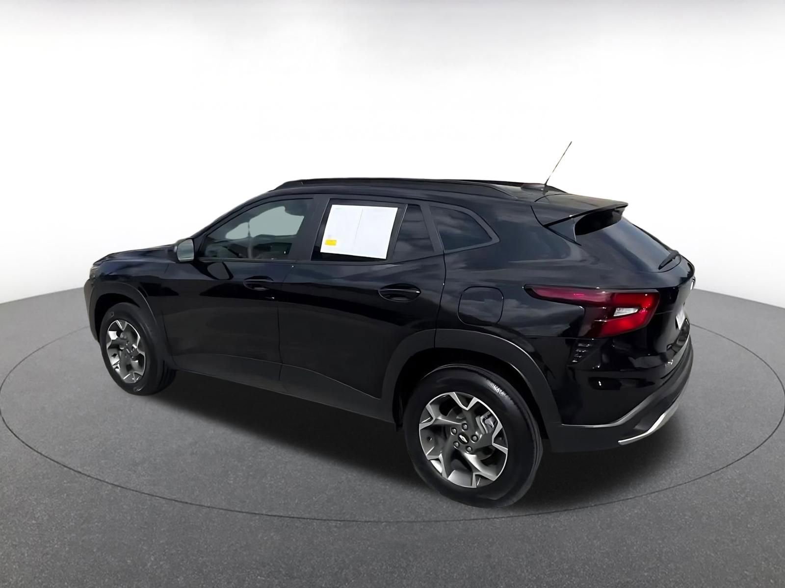 Used 2025 Chevrolet Trax LT FWD image 10