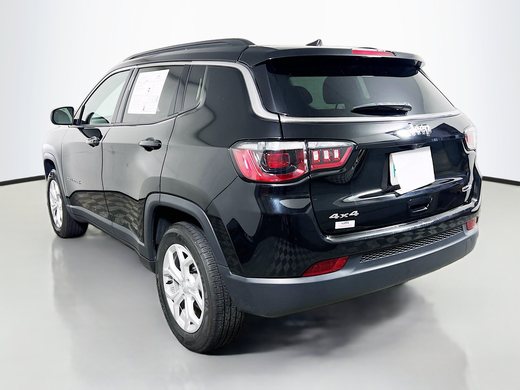 Used 2024 Jeep Compass Latitude AWD/4WD image 8