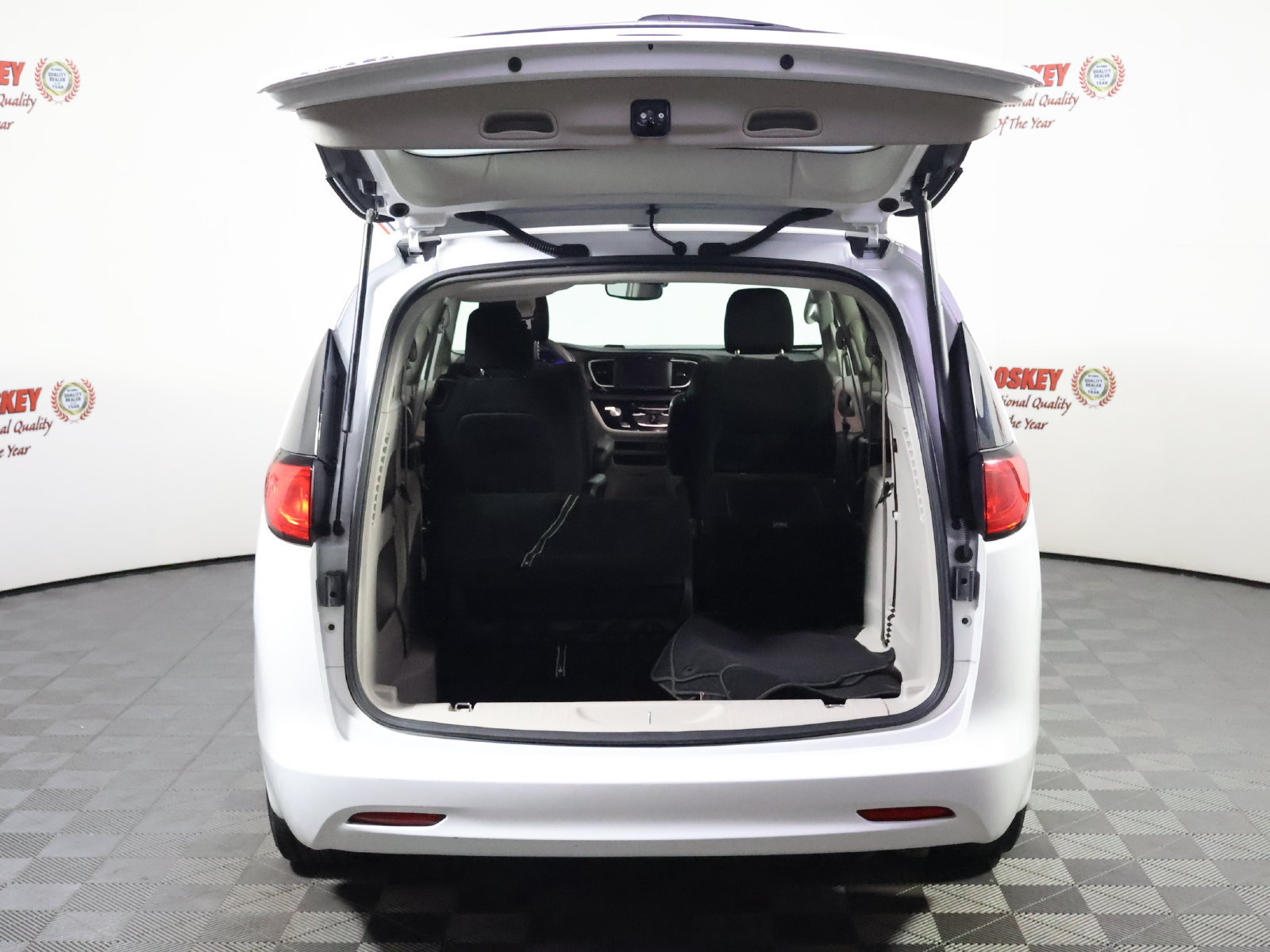 Used 2023 Chrysler Voyager LX FWD image 11