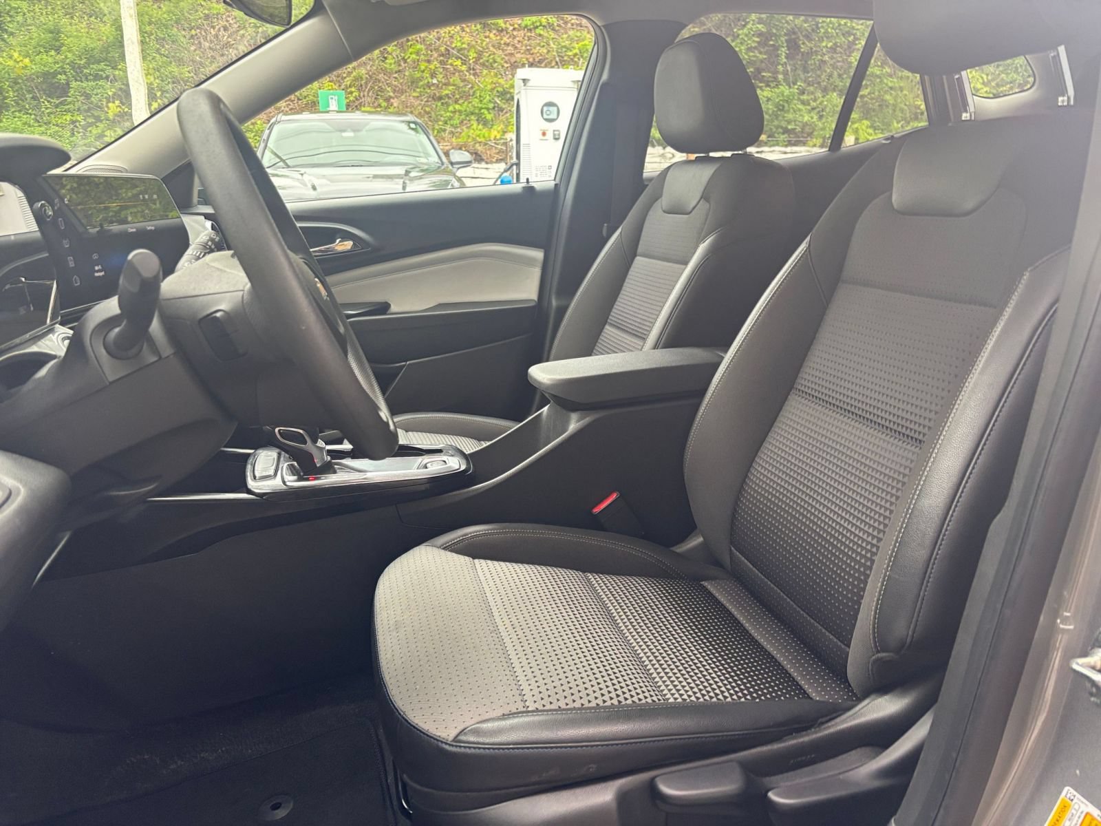 Used 2025 Chevrolet Trax LT FWD image 36