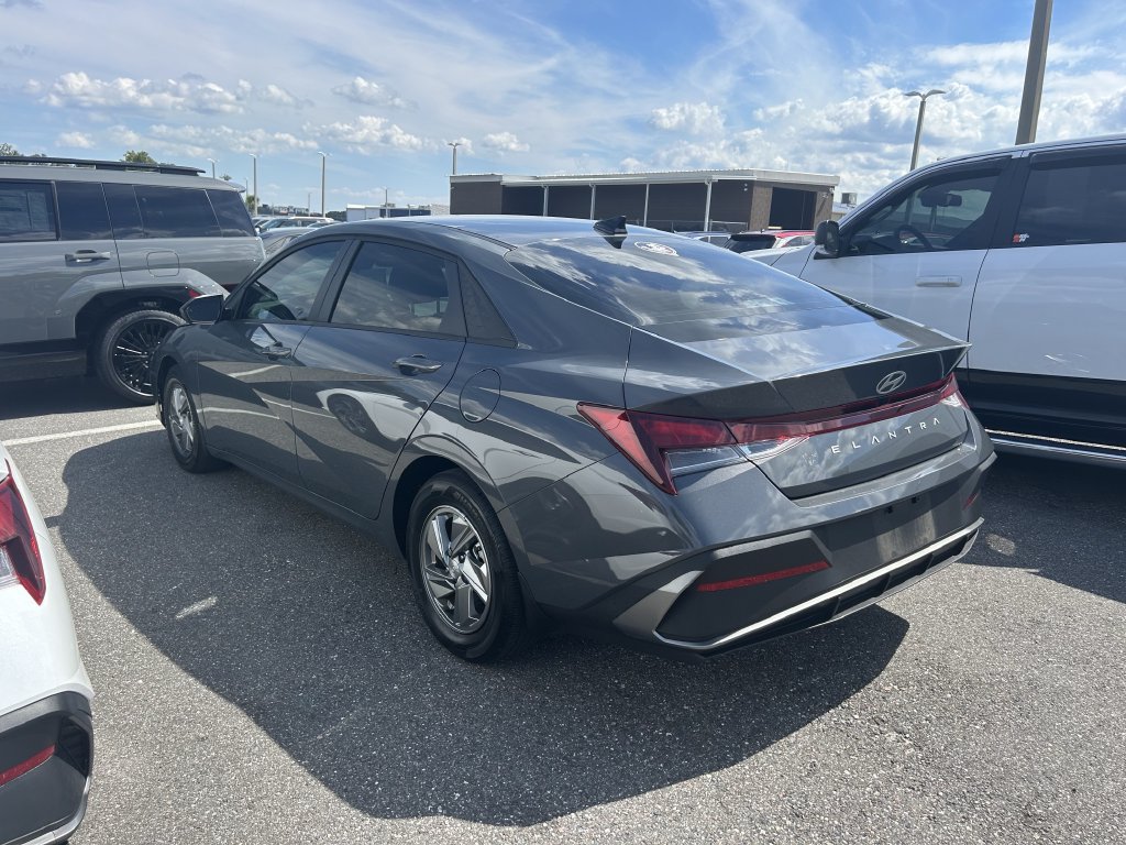 Certified 2025 Hyundai Elantra SE FWD image 5